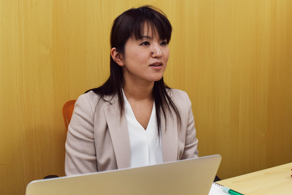 インタビューに応じる村田早耶香様
